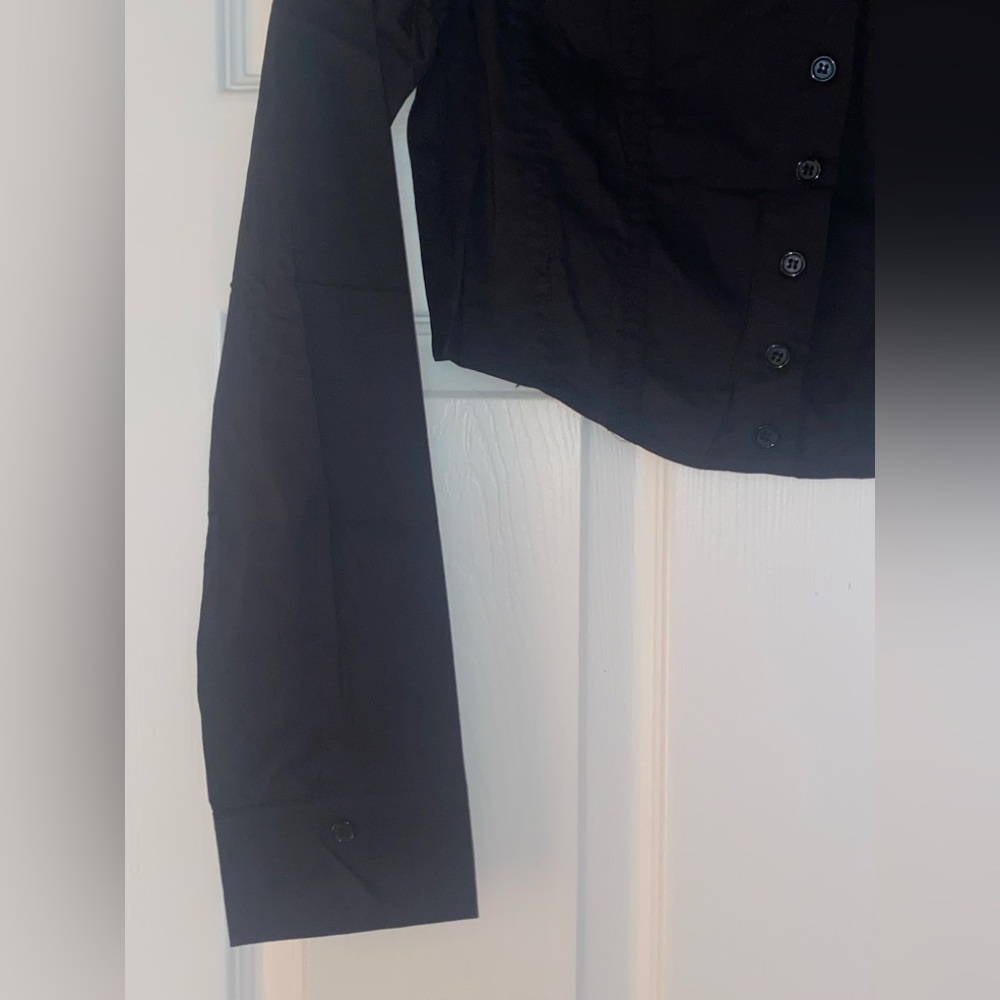 Black Cutout Button down Crop Blouse - NWT - Fashion Nova Elegant - Picture 6 of 9